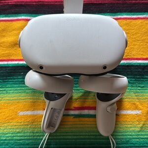 Oculus White VR Headset with Controllers
